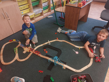 Vláčky kluci milují.